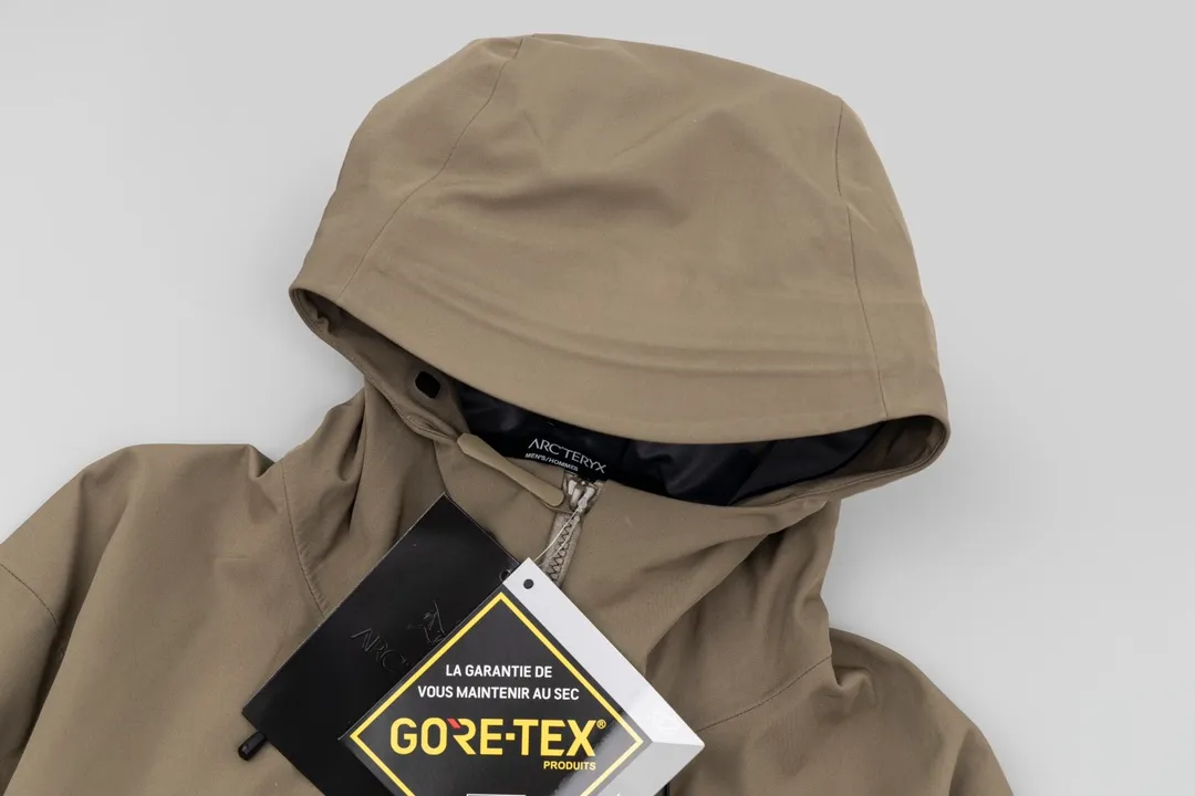 ARCTERYX beta SV ZP YKK ， ， ， 。 Beta LT ， 。 bluesign@ N 3LGORE-TEX ， Wear-Resistant， 、 Breathable， 。 Storm Hood™ ， Water Tight™ ， ， ， 。 BETA： 。 ， Wear-Resistant。 GORE-TEX： 、 、Breathable 。 ，VISLON ， Velcro ， Zip-in， ARC TERYX